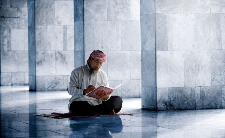 পীর বা শায়খে তরীকতের প্রয়োজনীয়তা এবং কামেল ও খাঁটি পীরের আলামত