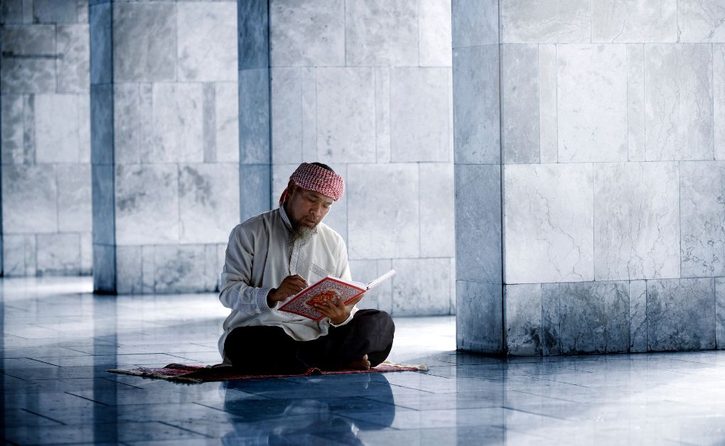 পীর বা শায়খে তরীকতের প্রয়োজনীয়তা এবং কামেল ও খাঁটি পীরের আলামত