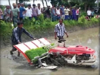 চিত্র- রাইস ট্রান্সপ্লান্টার যন্ত্র