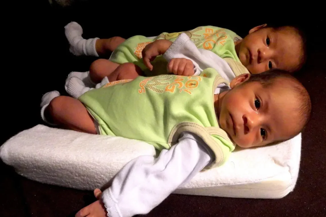 বাচ্চা শিশুদের জন্য কেমন বালিশ ব্যবহার করা উচিত