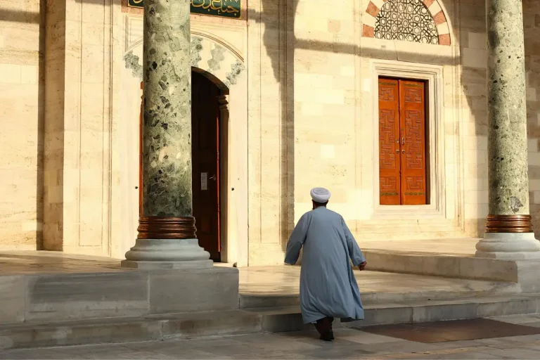 মসজিদে প্রবেশের দোয়া ও মসজিদ থেকে বের হওয়ার দোয়া