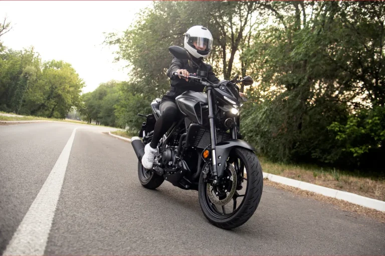 বাইক থামানোর সঠিক নিয়মঃ প্রথমে ব্রেক না ক্লাচ