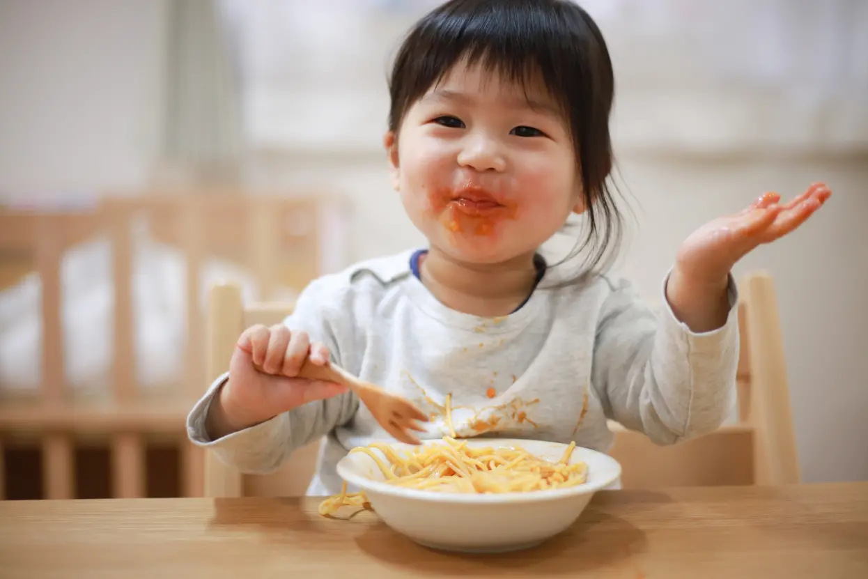 শিশুর সুস্থ বৃদ্ধির জন্য সঠিক খাবারঃ যা মা-বাবাদের জানা দরকার