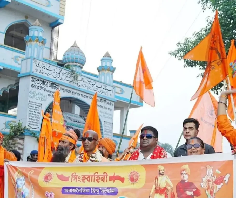 উগ্র হিন্দুত্ববাদ এবং রাম সন্ত্রাসের উৎপাত~"মুসলমানদের সঙ্গে কুত্তার মতো ব্যবহার করতে হবে.": ক্ষমতাসীন দল BJP নেতার জনসম্মুখে মাইক হাতে অত্যন্ত উগ্র ও আক্রমণাত্মক ভঙ্গিতে ভাইরাল বক্তব্য~InformationBangla.com~ইনফরমেশন বাংলা ডটকম