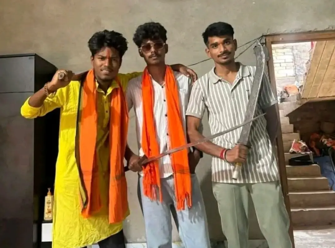 ভারতে ক্ষমতাসীন দলের রাষ্ট্রীয় পৃষ্ঠপোষকতায় 'রাম সন্ত্রাস' ও উগ্র হিন্দুত্ববাদের বিস্তার~"মুসলমানদের সঙ্গে কুত্তার মতো ব্যবহার করতে হবে.": ক্ষমতাসীন দল BJP নেতার জনসম্মুখে মাইক হাতে অত্যন্ত উগ্র ও আক্রমণাত্মক ভঙ্গিতে ভাইরাল বক্তব্য~InformationBangla.com~ইনফরমেশন বাংলা ডটকম
